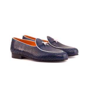 Belgian slipper in donkerblauw python leer met witte biesjes en wit strikje.