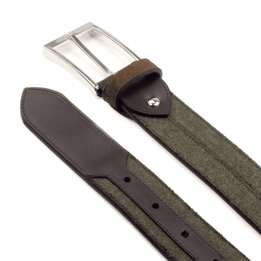 Detail van groen flanel riem afgewerkt met donkerbruin kalfsleer en zilveren gesp.
