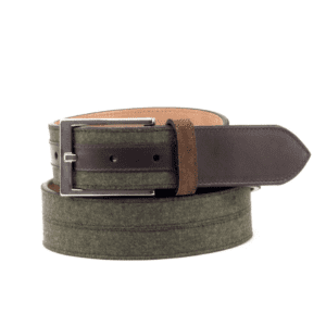 Groen flanel riem afgewerkt met bruin kalfsleer. Zilveren gesp.