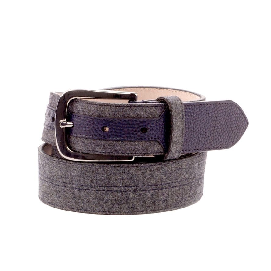 Grijs flanel riem afgewerkt met navy pebble kalfsleer en zilverkleurige gesp.