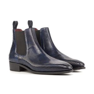 Chelsea boot in blauw python leer met zwart elastiek en verhoogde hak.