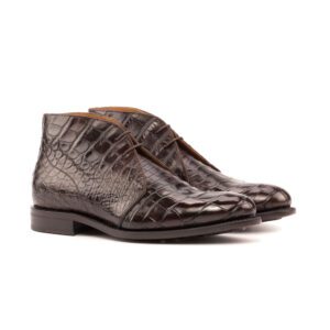Chukka boot in donkerbruin krokodillen leer en dombruin leren zool met anti slip profiel.