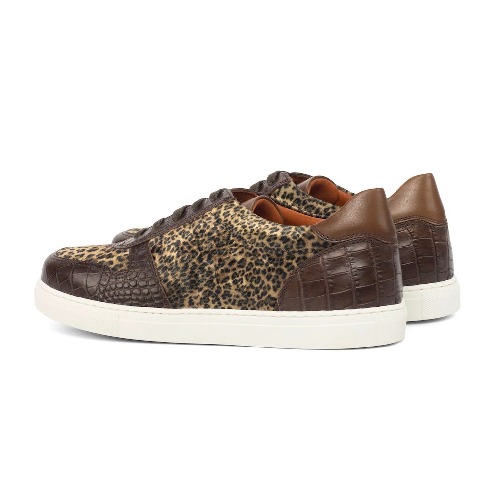 Dames sneaker in combinatie van donkerbruin croco en velours panterprint met witte cupzool.