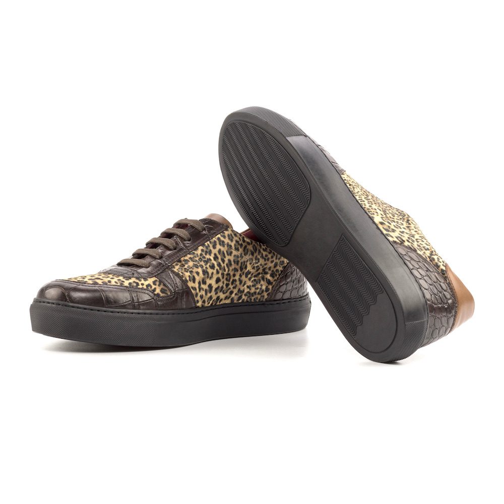 Dames sneaker in combinatie van donkerbruin croco en velours panterprint met zwarte cupzool.