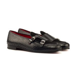 Double monk slipper met zilverkleurige gespen, zwart python leer en rode binnenkant.