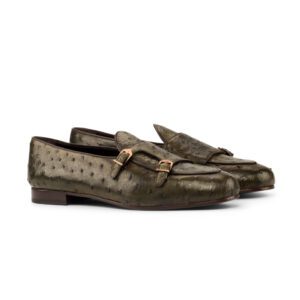 Double monk slipper in olijfgroen struisvogelleer met koperkleurige gesp en leren zool.