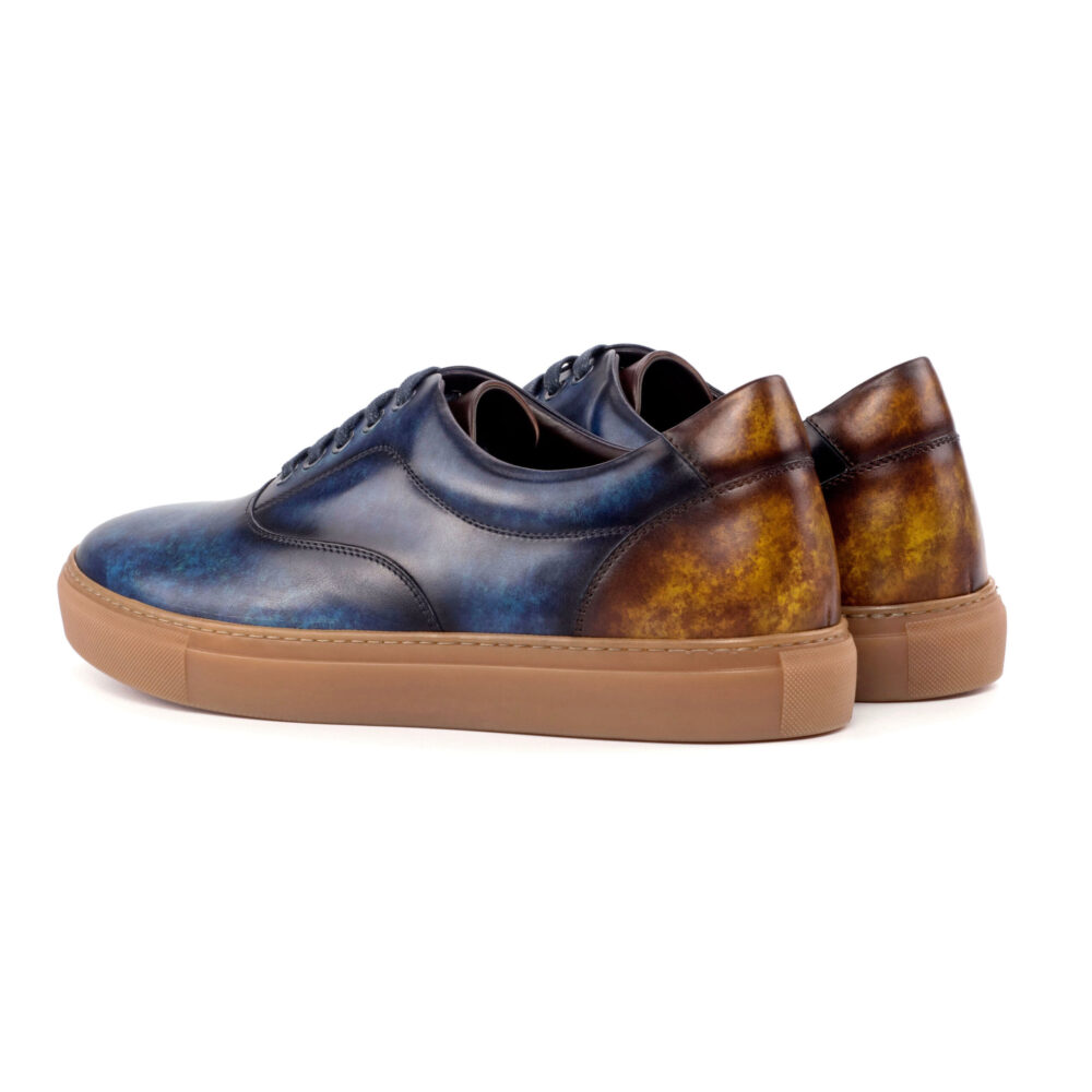 Lage sneaker in blauw patine met bruine patina hiel en bruine sneaker zool.