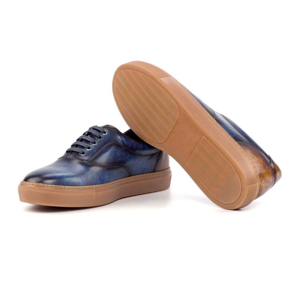 Lage sneaker in blauw patine met bruine patina hiel en bruine sneaker zool.