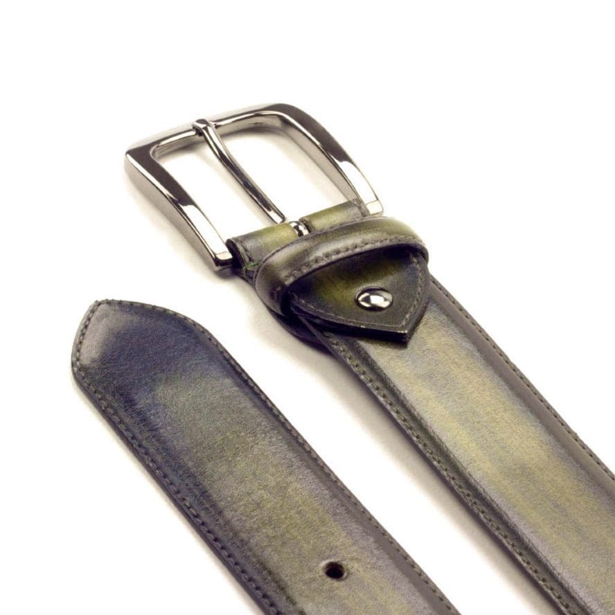 Detail van groen patina kalfsleren riem met zilverkleurige gesp.