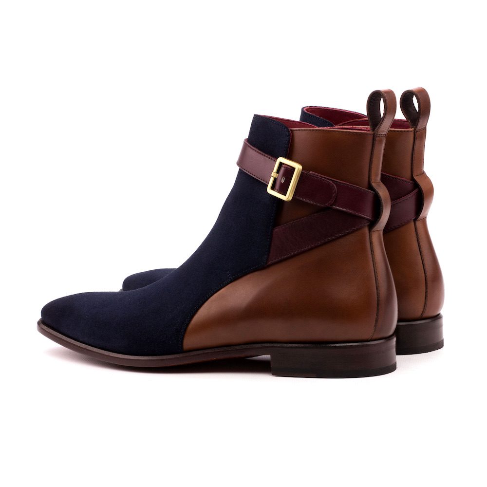 Jodhpur uitgevoerd in combinatie van blauw suede en bruin kalfsleer, goudkleurige gesp en leren zool