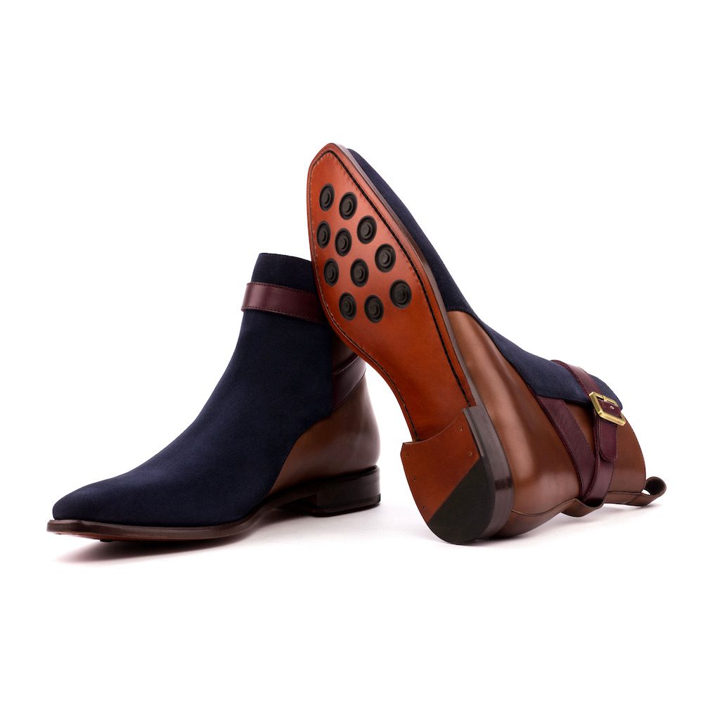 Jodhpur uitgevoerd in combinatie van blauw suede en bruin kalfsleer, goudkleurige gesp en leren zool