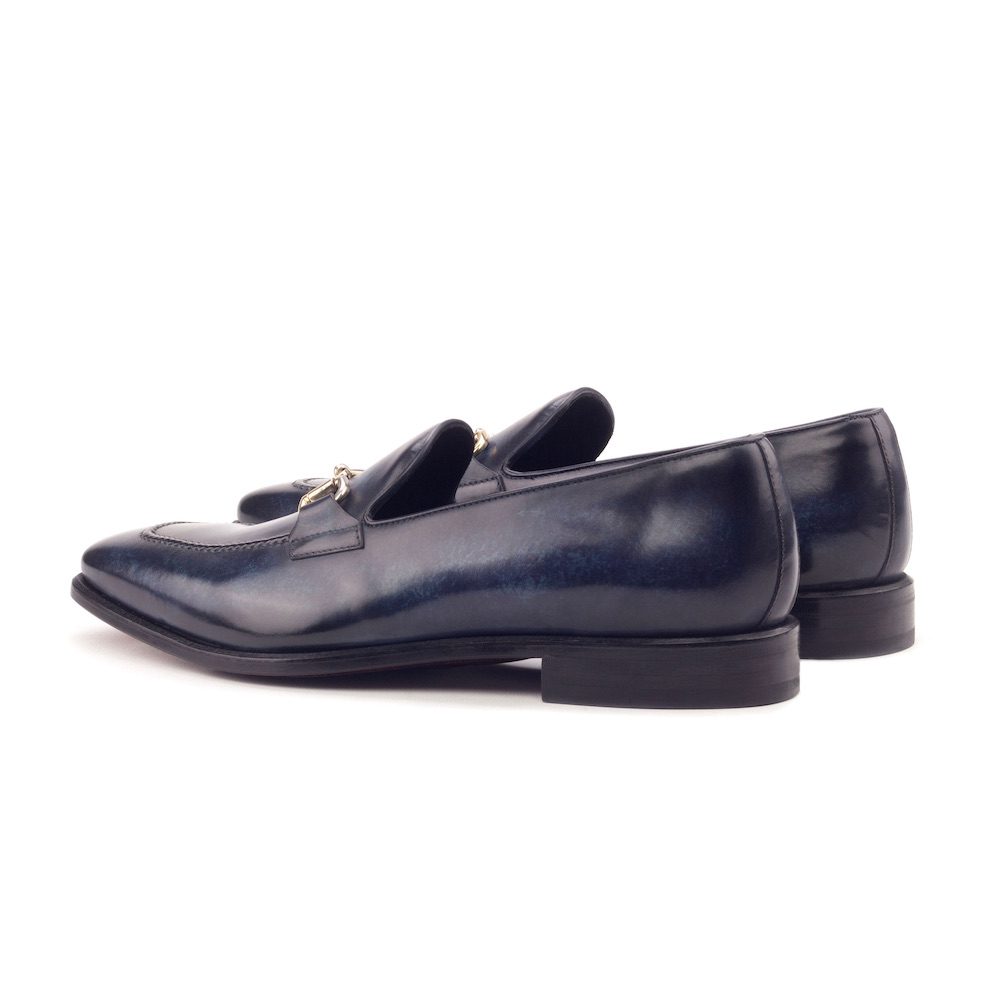 Loafer in blauw patina met zilverkleurig bitje en bruin leren zool.