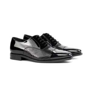 Oxford cap toe in zwart patentleer gecombineerd met zwart python leer en zwarte veter.