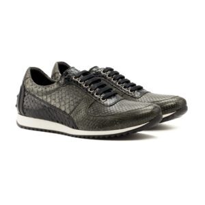 Sneaker in grijs en zwart python leer,zwarte veter en anti slip noppen op de heel.