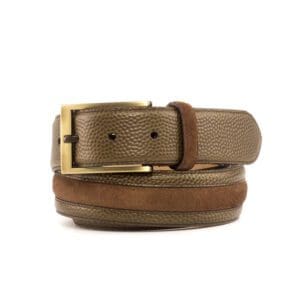 Riem in taupe pebble kalfsleer met een bruin suède baan erover. Koperkleurige gesp.