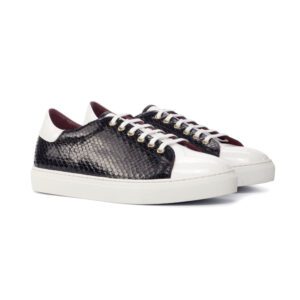 Wexford lage sneaker in zwart python leer gecombineerd met wit lakleer en witte veters.