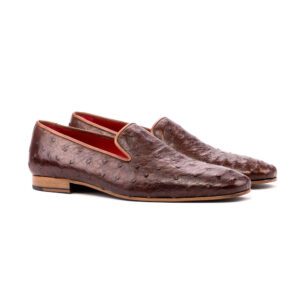 Herenslipper Appleby in bruin struisvogel leer met leren bies en rode binnenkant, zij aanzicht.