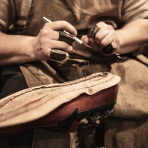 Schoenmaker naait handmatig een Goodyear welt zool.