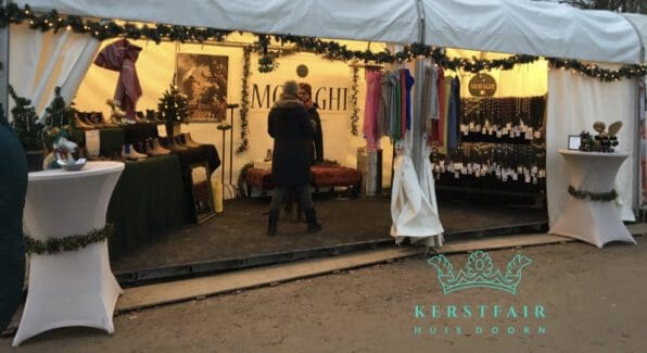 MORAGHI stand met chelseaboots en poloriemen tijdens de Kerstfair Huis Doorn.