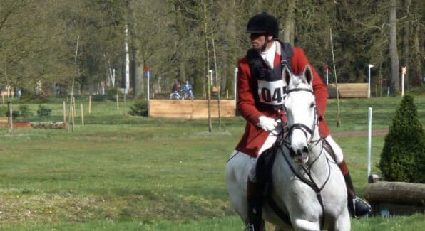 Ruiter in jachtkleding in actie tijdens het springparcours van het Nationaal kampioenschap Jachtpaarden,