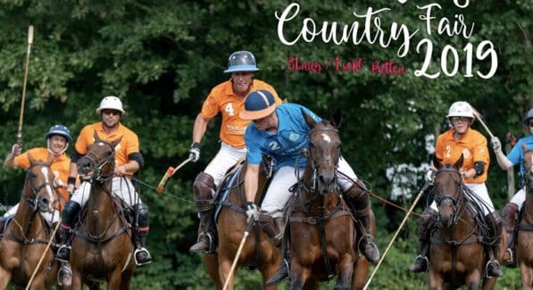 Poloruiters op paarden in actie tijdens een wedstrijd.