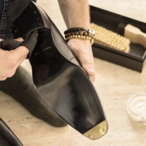 Poetsen van goodyear welted zool met gesloten kanaal.