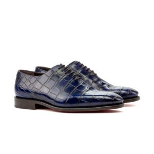 Oxford whole cut in blauw krokodillen leer zwarte veter en rode leren zool.