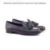 Belgian slipper in zwart krokodillen leer met groen suede kwastjes en leren zool.