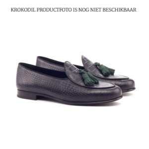Belgian slipper in zwart krokodillen leer met groen suede kwastjes en leren zool.