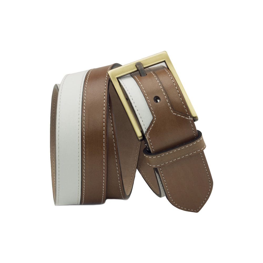 Riem met twee banen kalfsleer. Wit en cognac. Koperkleurige rechthoekige gesp.