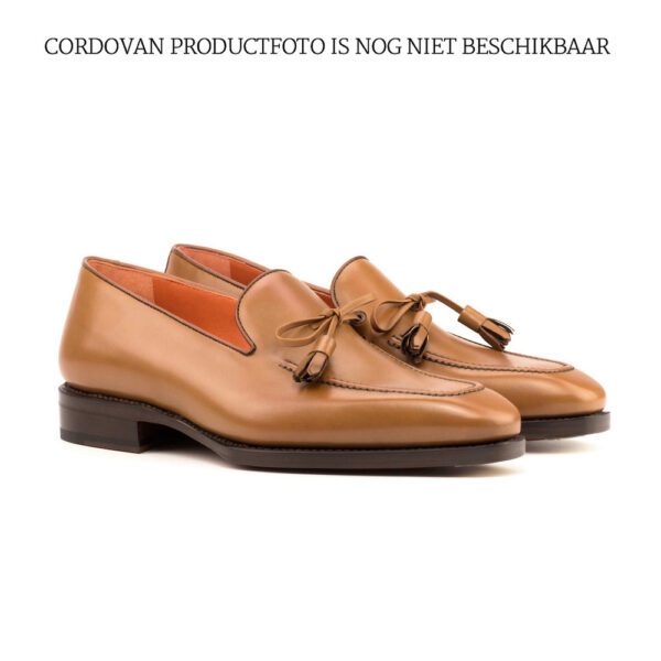 Loafer in cognac kleurig kalfsleer met strik en kwastjes, leren zool.