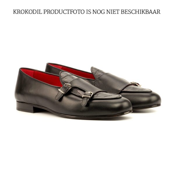 Double monk slipper in combinatie zwart krokodillen leer en kalfsleer met rode binnenkant en leren zool.