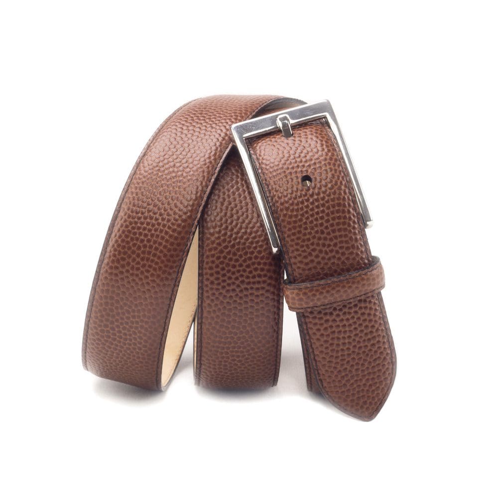 Cognackleurige riem in pebble kalfsleer. Zilverkleurige rechthoekige gesp.