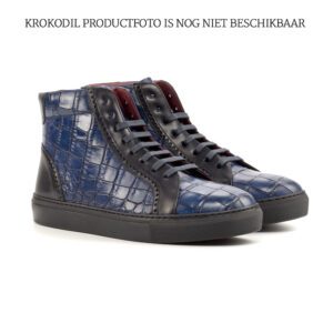 Hoge sneaker met brogues in blauw krokodillen leer en zwart kalfsleer, zwarte veter.