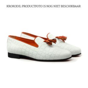 Kensington skipper in wit krokodillen leer en oranje bies en strikje.