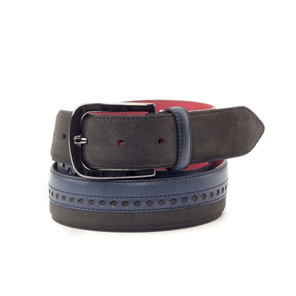 Grijs suède riem met blauw kalfsleer. Rode binnenkant.