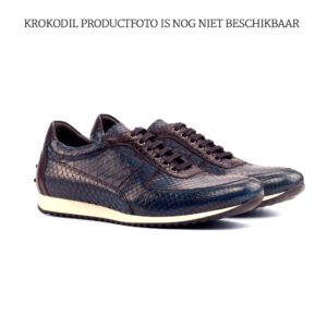 Heren sneaker in blauw python leer met zwarte veters en noppen op de heel.