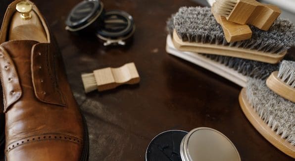 Bruine herenschoen, borstels en onderhoudsproducten voor schoenen.