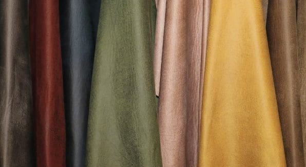 Lappen leer bruin, rood , blauw, groen, rosé, geel en lichtbruin naast elkaar.