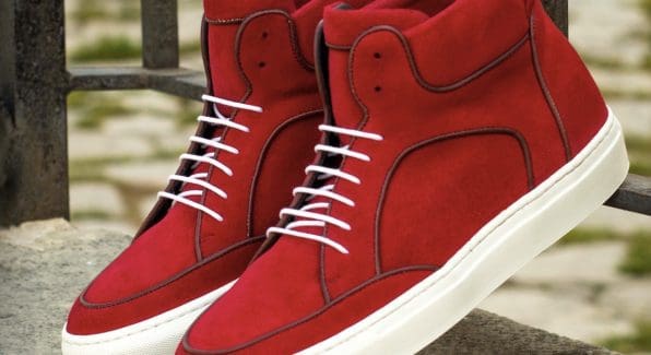 Rode halfhoge herensneaker met witte cupzool. en witte veters.