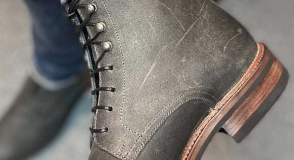 Olijfgroene herenlaars met veters gemaakt van waxed suède