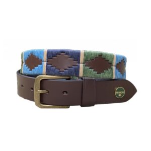 Donkerbruine poloriem met koperen gesp. Waxdraad in groen, navy en lichtblauw.