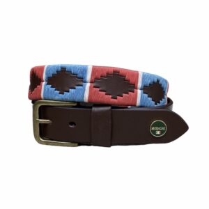 Bruine poloriem met koperen gesp. Blauw en rood waxgaren afgewisseld door een witte streep.