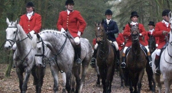 Groep jachtruiters stappend richting de camera.