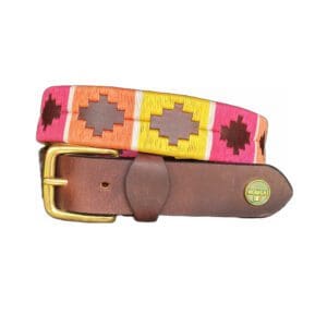 Bruine polo riem met messing gesp. Waxgarens in rose, oranje en geel afgewisseld met een witte verticale streep.