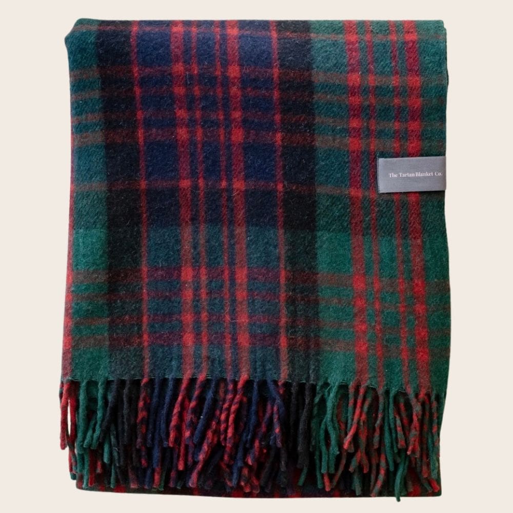 Opgevouwen wollen deken in Macdonald tartan.