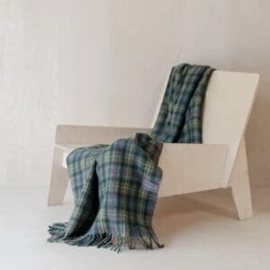 vaal groen, blauw , rood gekleurde omslagdoek