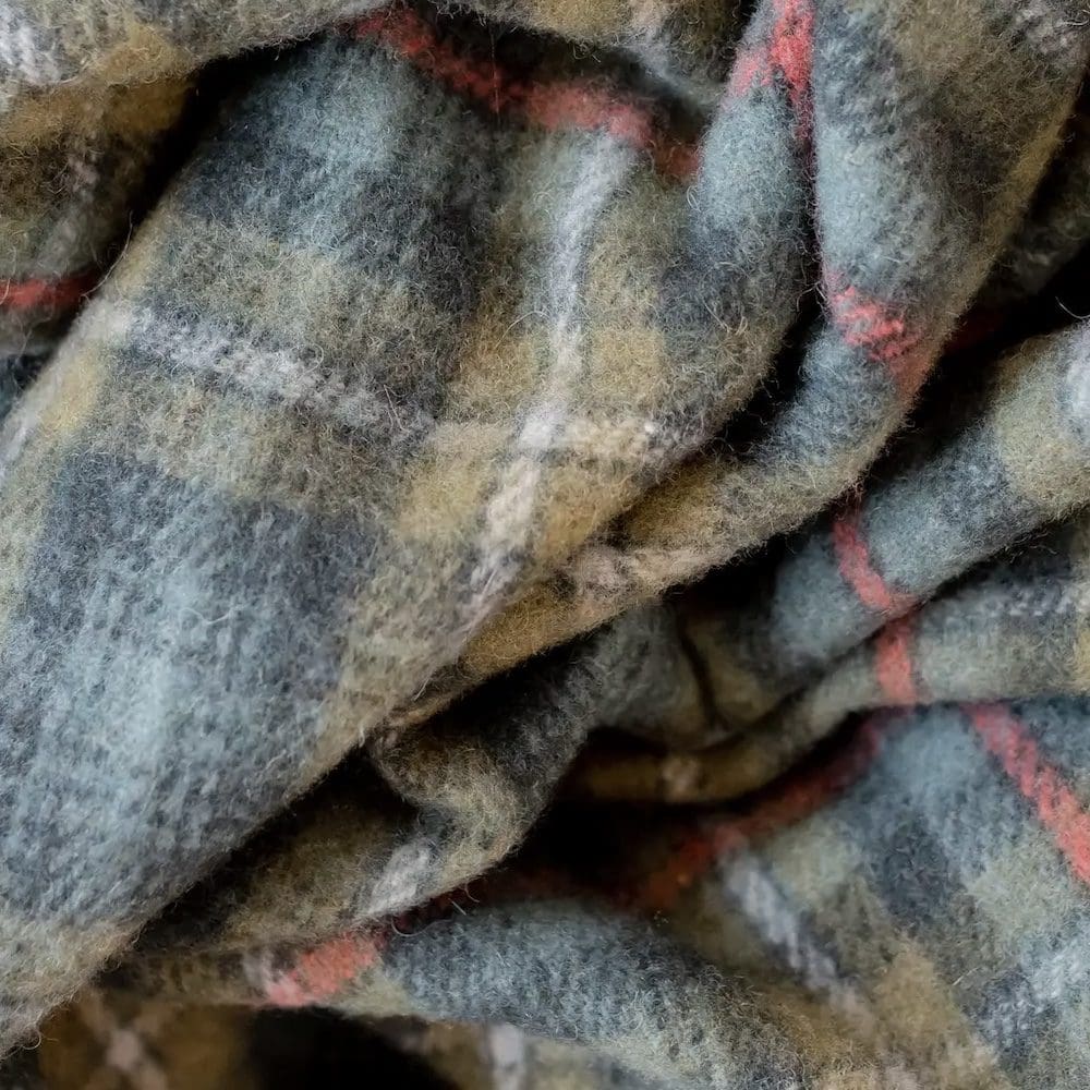 kniedeken in vaalgroen, blauw en rode kleur