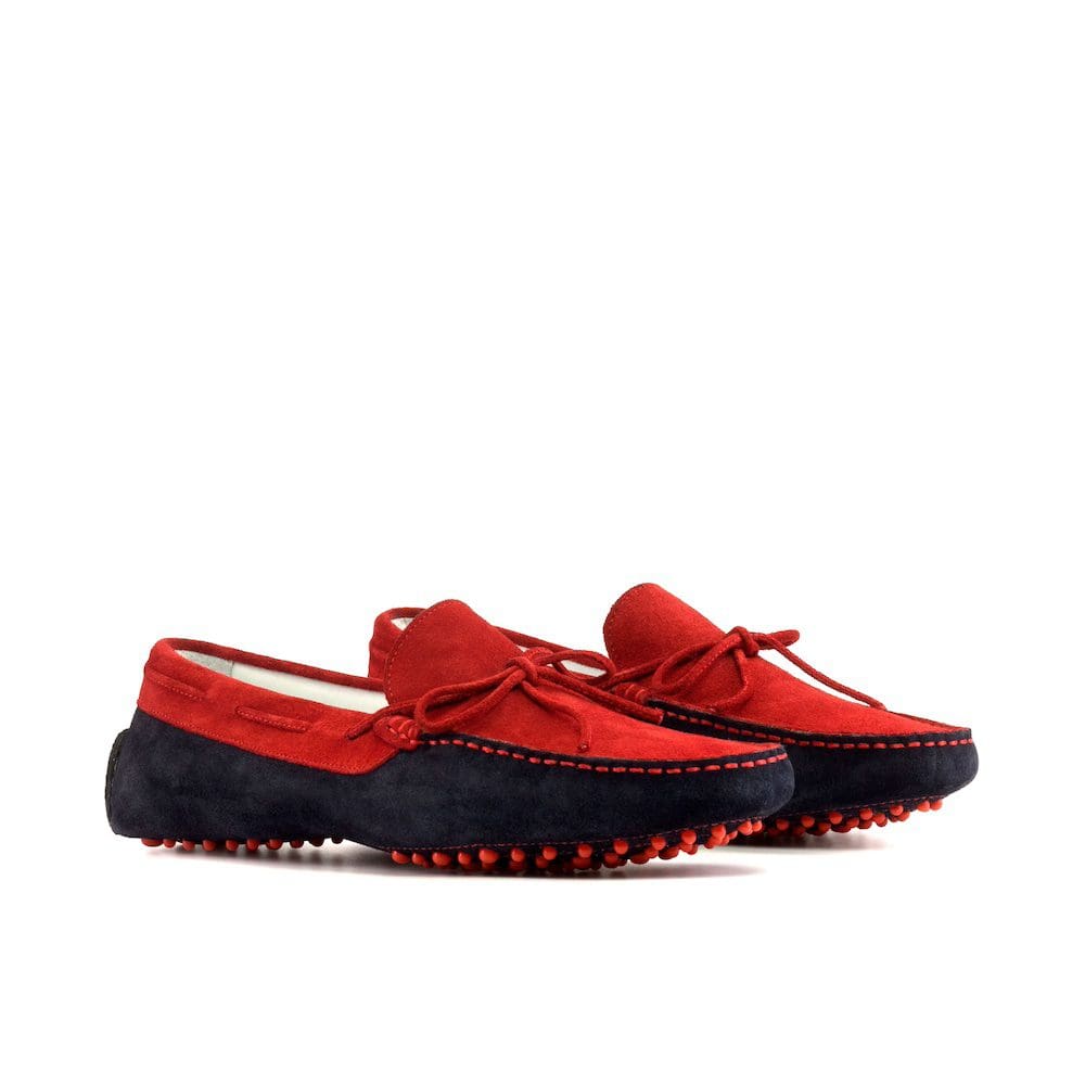 instapper in rood en zwart suede met gekleurde noppen op de zool