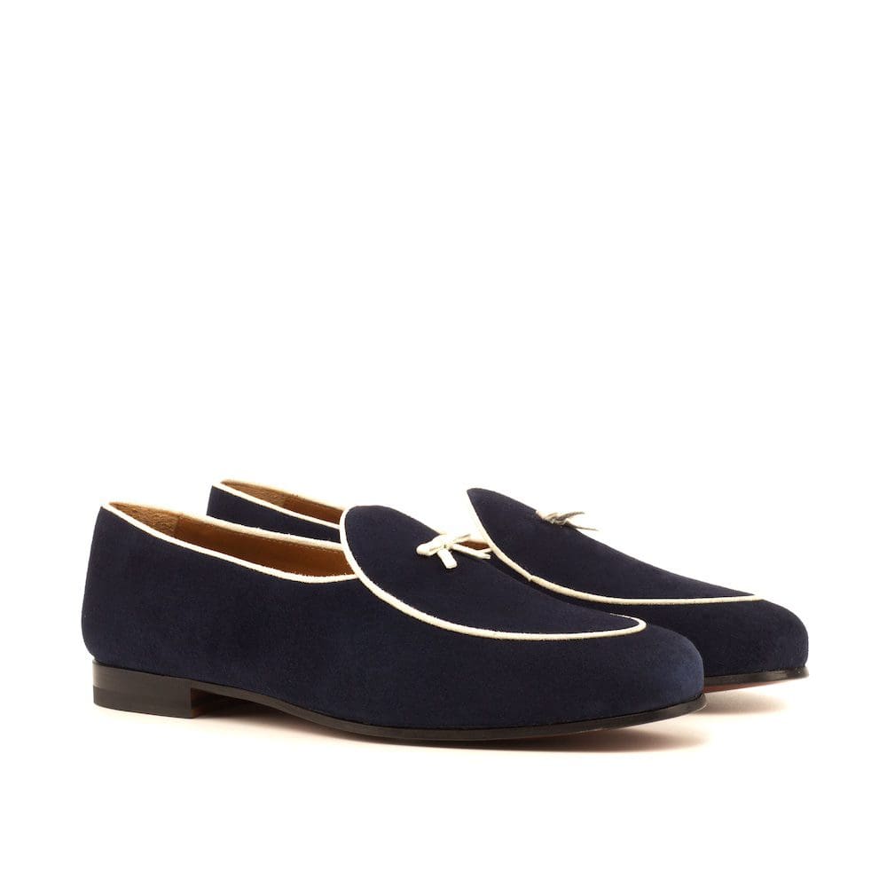 slipper men navy suede met wit suede strik en
